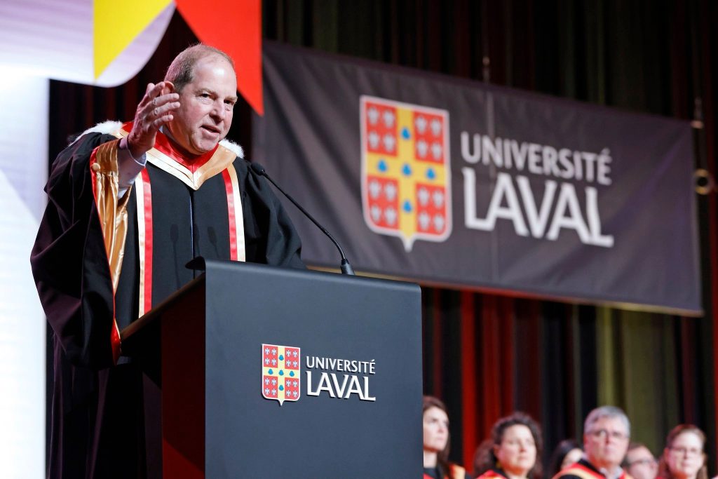 Photo de Jacques Tanguay alors qu'il recevait un doctorat honoris cause de de l’Université Laval pour son engagement communautaire, sportif et philanthropique.